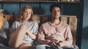 Caro (Meriel Hinsching, l.) und Yannik (Rojan Juan Barani, r.) sitzen entnervt auf Yanniks Bett.