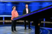 Moderator Alexander Bommes (r.) mit der Kandidatin Uta Meier (l.).
