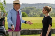 Werner (Dirk Galuba, l. mit Isabell Stern, r.) verletzt sich beim Training für das Golfturnier.
