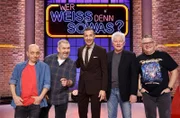 Moderator Kai Pflaume (M.) und seine Rateteam-Kapitäne Bernhard Hoëcker (l.) und Elton (r.) begrüßen in dieser Sendung den Schauspieler Dietmar Bär (2.v.l.) und den Schauspieler und Musiker Miroslav Nemec (2.v.r.).