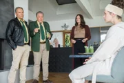 Bei ihrer Recherche stellt sich heraus- das Opfer hat Morddrohungen erhalten. Weiß Mara Beck, die Frau des Toten, mehr darüber? v.l.n.r. Franz Hubert (Christian Tramitz), Reimund Girwidz (Michael Brandner), Erika Schmied (Sabine Vitua), Mara Beck (Christin Balogh)