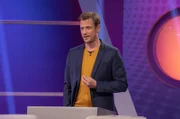 Moderator Florian Weber ist gespannt: Welches seiner Rateteams ist heute wohl das alltagstauglichste und findet die meisten richtigen Antworten zu Fragen aus dem prallen Leben – beim Wissensquiz "Meister des Alltags".