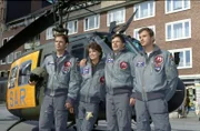 "Die Rettungsflieger" vor ihrem SAR-Hubschrauber: Pilot Alex (Matthias Leja, l.), Rettungsärztin Maren (Gerit Kling, 2.v.l.), Sanitäter Thomas (Ulrich Bähnk, 2.v.r.) und Bordmechaniker Max (Frank Stieren, r.).
