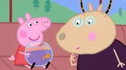 Peppa (l.) präsentiert stolz ihren Fisch Goldi im Bus. Es sieht so aus, als ginge es Goldi schlagartig besser.