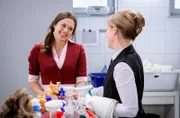 Maxi (Katharina Scheuba, l., mit Isabell Stern, r.) hat bezüglich Henry gemischte Gefühle und fürchtet sich vor der Fahrt mit der Geländemaschine.