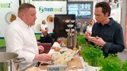 Jo Hiller spricht mit Ausstellern auf einer Gastro-Messe über das riesige Angebot an Convenience-Produkten.