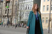 Hanna Blanck (Heike Koslowski) hat Angst vor der endgültigen Diagnose und erscheint nicht zur Untersuchung in der Radiologie.