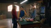 Taara (Josefine Maxima), Kofi (Mathieu Noël) und Ida wühlen sich zur Spurensicherung durch eine Tüte Müll.