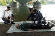 Wolf Malletzke (Christoph Grunert, l.) und Axel Sommer (Oliver Breite, r.) untersuchen den Toten am Fundort. Axel Sommer wurde zu dem Fall hinzugezogen, weil der Tote in einer Brandenburger Seniorenresidenz gemeldet ist.