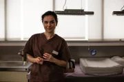 Nalan Arzouni (Mariam Hage) steht mal wieder im Kreißsaal. Hebamme zu sein ist ihr Traumjob. Sie ist eine gute Zuhörerin, die vor allem zwischen den Zeilen lesen kann. Dadurch versteht sie oft vor allen anderen, was ihre Patientin wirklich braucht. Sie hat sehr viel Geduld und lässt sich nicht aus der Ruhe bringen, auch nicht von anstrengenden Patientinnen.