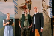 Polizeichef Achtziger (Alexander Duda, r.) ist vor Ort, als eine Leiche im Theater gefunden wird. Waren Regisseur Lentz (Roland von Kummant, M.) und Darstellerin Nützl (Franziska Janetzko, l.) an der Tat beteiligt?
