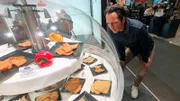 Jo Hiller blickt auf einer Gastro-Messe hinter die Kulissen der Convenience Food-Industrie.