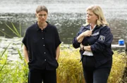 Hanna Kowollik (Marie Schöneburg, r.) befragt Katrin Hübner (Alexandra Gottschlich, l.), was sie von dem Streit zwischen ihrer besten Freundin und ihrem Sohn weiß.