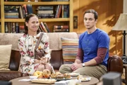 Sheldon (Jim Parsons, r.) ist entsetzt: Hat seine Mutter (Laurie Metcalf, l.) tatsächlich eine Nacht mit Leonards Vater verbracht?