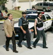 Capt. Brass (Paul Guilfoyle, li.), Grissom (William Petersen) und Sara (Jorja Fox) werden zu einem Schlachtfeld der besonderen Art gerufen: In einer Garage liegen zwei blutüberströmte Männer, die offensichtlich mit einer Kettensäge ermordet wurden...