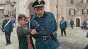 Die Carabinieri sind fieberhaft auf der Suche nach der giftigen Schlange, die entwischt ist. Natalina zeigt Maresciallo Cecchini, wo sie das Tier gesehen zu haben glaubt. (Nathalie Guetta, Nino Frassica, v.l.)