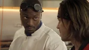In einer Kochschule wollen Alec Hardison (Aldis Hodge) und Eliot Spencer (Christian Kane, r.) einem Koch das Handwerk legen.
