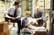 Stehen vor einem schier unlösbaren Rätsel: (v.l.n.r.) Scott Valens (Danny Pino), Lilly Rush (Kathryn Morris) und John Stillman (John Finn) …; Stehen vor einem schier unlösbaren Rätsel: (v.l.n.r.) Scott Valens (Danny Pino), Lilly Rush (Kathryn Morris) und John Stillman (John Finn)