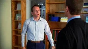 Detective Elliot Stabler (Christopher Meloni, r.) verdächtigt den einschlägig vorbestraften Bill Turbit (Stephen Bogardus), einen 8-jährigen Jungen missbraucht und ermordet zu haben.
