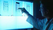 In einem Müllcontainer wird ein abgetrenntes Bein gefunden. Mit Hilfe von anthropologischen, toxikologischen und genetischen Tests kann das Opfer identifiziert werden.
