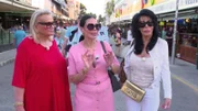 Ex-Dschungelkönigin Djamila Rowe und Deutschlands bekannteste Seherin Lilo von Kiesenwetter suchen mit Bikini-Designerin Carmen Diaz eine neue Boutique auf Mallorca.