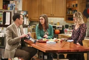 Penny, Sheldon und Amy können nicht fassen, mit was für einer Eiseskälte sich Leonards Mutter Beverly und Sheldons Mutter Mary begegnen