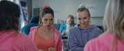 Lola Bouvier (Chloé Jouannet, 2.v.r.) isst mit ihren neuen Teamkolleginnen Jessica (Vanessa Guide, 2.v.l.), Sandy (Éléonore Costes, l.) und Cindy (Marion Creusvaux, r.) zu Mittag.