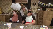 Und wie reagieren Lavinia und ihr Freund Tim auf die Babyshower-Party-Überraschung? Die werdenden Eltern dürfen sich auf lustige Spiele - wie z.B. eine Babybrei-Kostprobe mit verbundenen Augen - freuen.