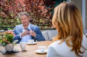 Christoph (Dieter Bach, hinten mit Daniela Kiefer, vorne) will Lale nicht mit den Eheringen überfordern.