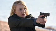 Nora Weiss (Anna Maria Mühe) ist Naumanns Auto gefolgt. Sie richtet ihre Waffe auf Naumann. Dieser bedroht wiederrum Wosniak.