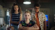 Malin (Ida Carlo, Mitte) ist traurig: auch Taara (Josefine Maxima) und Kofi (Mathieu Noël) haben keine Idee, wie man Alva helfen könnte.