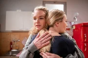 Selina (Katja Rosin, r.) bittet Maja (Christina Arends, l.), ihr nach der langen Zeit der Trauer einen Neuanfang zu gönnen.