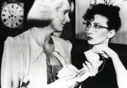 Annette von Soettingens (Ruth Maria Kubitschek, links) Antiquitätenladen; ihre Angestellte Olga (Christine Kaufmann)