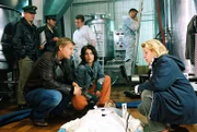 Leo (Henning Baum, vorne l.) und Nina (Elena Uhlig, vorne 2.v.r.) werden in eine Brauerei gerufen. Dr. Reiter (Sarah Camp, vorne r.) hat den Toten Gustav Gerstenkandler (Stefan Lehnen, liegend) schon untersucht. Er ist in einem der Biertanks ums Leben gekommen ...
