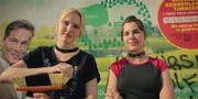 Zoe (Helena Yousefi, r.) und ihre Freundin Charlotte (Jule Hermann, l.) bekämpfen den neuen Golfplatz nicht immer mit legalen Mitteln.