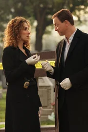 Ein junger Mann wird erschossen auf einem Friedhof vor dem Grab von Samuel Cooper gefunden. Das CSI-Team sucht eine Verbindung zwischen den beiden. Stella stellt die Spuren am Tatort sicher, kann aber keine Kugel finden. Danny und Hawkes untersuchen den Tod von Kathleen Dunley, die scheinbar an einem Cocktail aus tödlichen Appetizern starb. Im Bild: Melina Kanakaredes (Det. Stella Bonasera), Gary Sinise (Det. Mac Taylor).