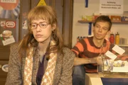 Lisa (Alexandra Neldel, l.) hat in Davids Auftrag beim Juwelier ein Päckchen abgeholt und erzählt ihrem Freund Jürgen (Oliver Bokern, r.) davon. Der stachelt sie dazu an, sich den Inhalt der Schmuckschatulle doch mal anzuschauen ... (Dieses Foto von Alexandra Neldel darf nur in Zusammenhang mit der Berichterstattung über die Serie "Verliebt in Berlin" veröffentlicht und verbreitet werden.)