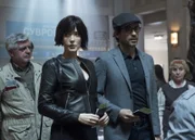 Darius (Santiago Cabrera, 2.v.r.) und Grace (Jennifer Finnigan, 2.v.l.) werden des Mordes beschuldigt und versuchen nun verzweifelt, aus Russland zu flüchten. Doch dies ist gar nicht so einfach ...