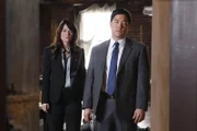 L-R: Teresa (Robin Tunney) und Kimball (Tim Kang)