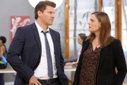 Seeley Booth (David Boreanaz, l.); Temperance Brennan (Emily Deschanel, r.)