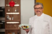 Hans Jörg Bachmeier kocht im Studio Kürbisnocken mit gebratenem Radicchio.