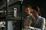 Dr. Allison Cameron (Jennifer Morrison, r.) bittet Dr. House (Hugh Laurie, l.), sich ihren aktuellen Fall einmal anzusehen.