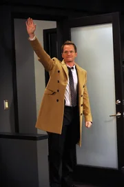 Während Robin immer misstrauischer wird, was die Beziehung zwischen Barney (Neil Patrick Harris) und Patrice angeht, findet Marshall heraus, dass seine Mutter ein Liebesleben führt - und das mit einem sehr beunruhigenden Partner ...