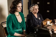 Mrs McCarthy (Sorcha Cusack, r.) und Bunty (Emer Kenny, l.) setzen sich für Father Brown bei der Polizei ein. Sie können nicht glauben, dass er des Mordes verdächtigt und verhaftet wurde.