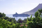Die "Grand Lady" auf Reede in Moorea in der Südsee.