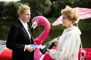 Nadine (Karen Dahmen, r.) teilt Kruppka (Karen Böhne, l.) die Ergebnisse ihrer bisherigen Spurensicherung mit.