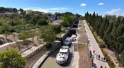 An der Écluse de Fonseranes müssen Schiffe Treppen steigen. Mit dieser einzigartigen Konstruktion von neun hintereinander liegenden Schleusenbecken überwinden sie einen Höhenunterschied von fast 14 Metern.