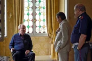 Brunetti (Uwe Kockisch) und Sergente Vianello (Karl Fischer) sprechen mit Leonardo Pozzi, der durch einen Arbeitsunfall mit schweren Verletzungen im Rollstuhl sitzt.