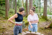 Maxi (Katharina Scheuba, l., mit Johanna Graen, r.) wünscht sich, Henry loszulassen.