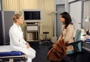 Britta (Jelena Mitschke) ist hocherfreut, als Anne (Caroline Kiesewetter) durchblicken lässt, das Dr. Regina Harzfeld-Winter die Klinikleitung übernehmen wird.